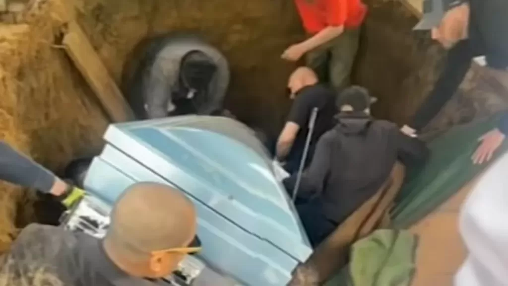 GRAVE COLLAPSES, ENTIRE FAMILY FALLS INTO IT WITH FATHER'S COFFIN 1 19206419 0pallbearersweresenttumblingintoagravealongwiththecoffintheywerecarryingafteraplatfor webp webp022c8ef5297fa3476d1ab8fdec6065b2