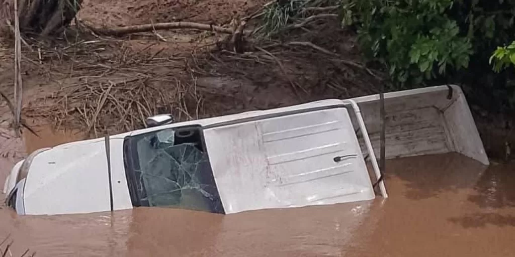 CATHOLIC PRIEST, FEMALE PASSENGER DROWN IN NIGER FLOOD AFTER BRIDGE COLLAPSE 1 1000587126