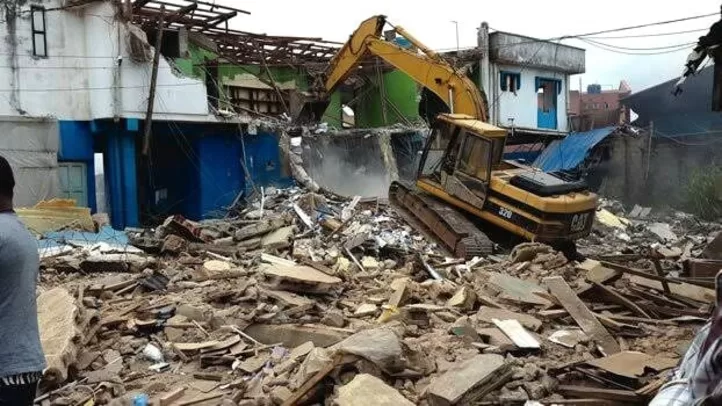 TEARS, CHAOS IN LAGOS AS BULLDOZERS STORM OWORONSHOKI AT MIDNIGHT, DEMOLISH MORE BUILDINGS 1 demolision