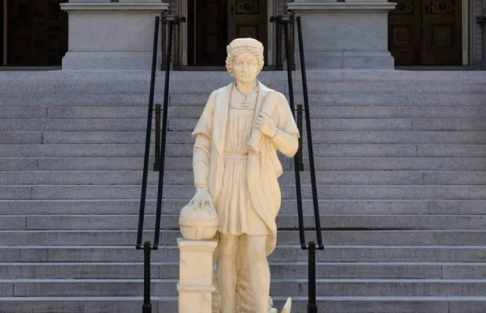 STATUE OF CHRISTOPHER COLUMBUS INSTALLED ON WHITE HOUSE GROUND