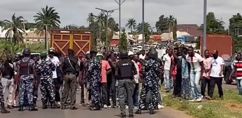 SUSPECTED THUGS BLOCK PETER OBI’S CONVOY IN BENUE .