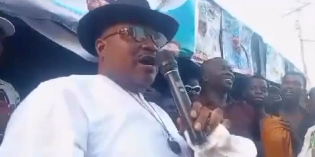 TARABA APC CHAIRMAN CAUGHT ON VIDEO THREATENING TO PUNISH CIVIL SERVANTS, APPOINTEES SUPPORTING OPPOSITION 1 1001742144