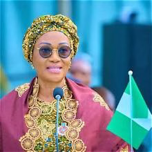 AT KADUNA APC RALLY, NIGERIANS REACT AS TINUBU’S WIFE HANDS UNKNOWN SUBSTANCE TO PRESIDENT